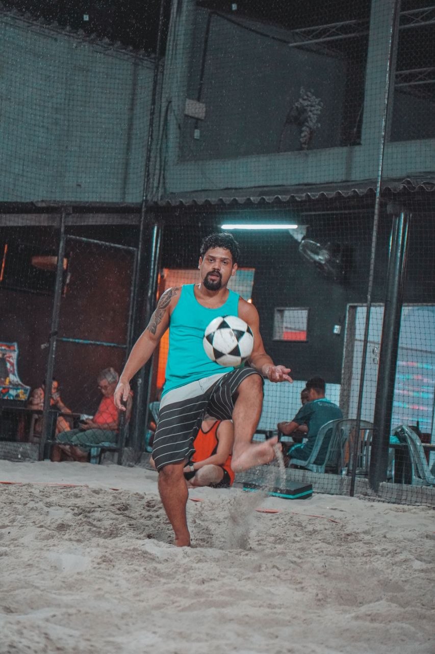 Rodrigo Alves jogando futevôlei